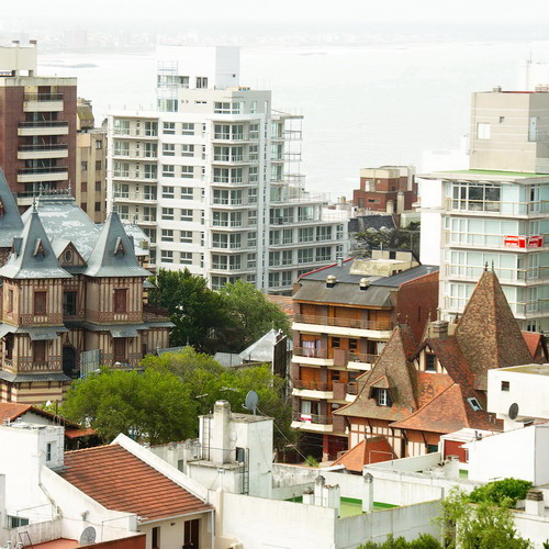 Distintas propiedades en Mar del Plata con casas departamentos terrenos